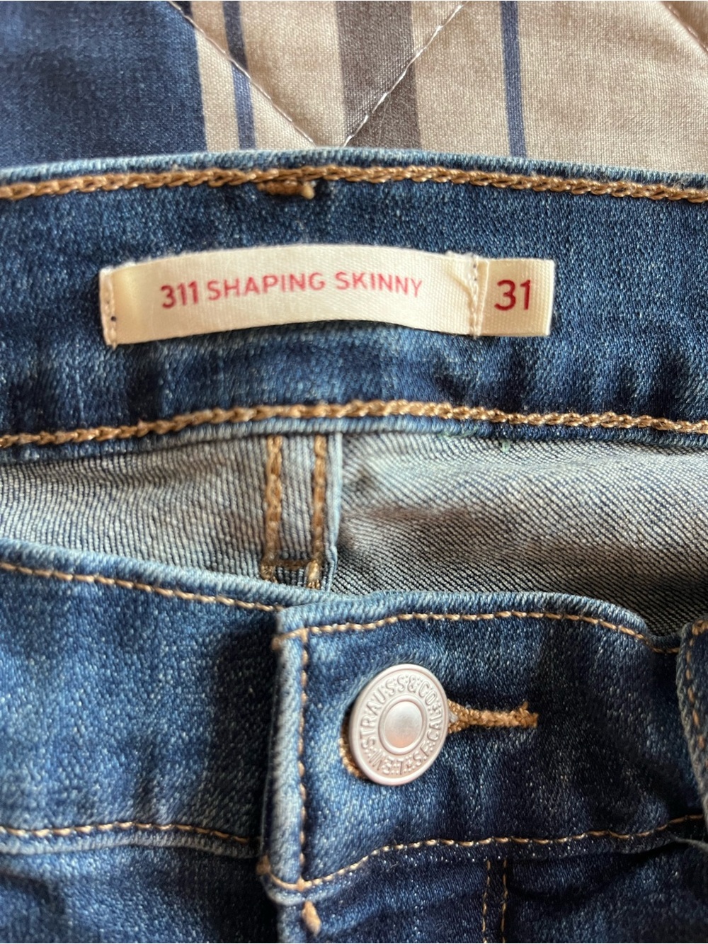 (2) WOMENS LEVI BOTH 31/30 - Picture 2 of 6